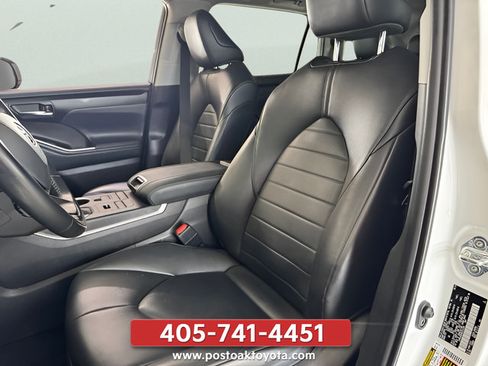 Used 2022 Toyota Highlander XLE AWD/4WD image 11
