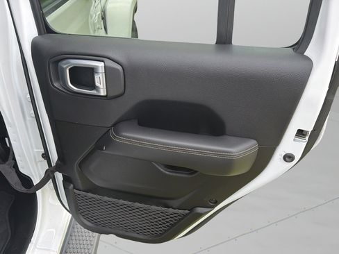 Used 2022 Jeep Wrangler Unlimited Sahara AWD/4WD image 23
