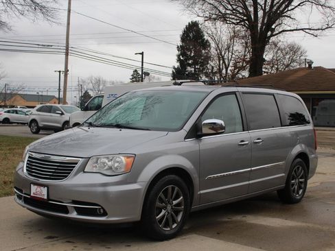 Used 2016 Chrysler Town & Country Touring-L w/ Driver Convenience Group image 5