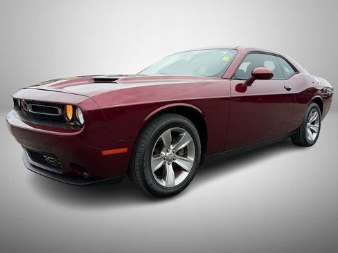Used 2018 Dodge Challenger SXT image 2