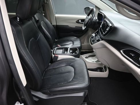 Used 2019 Chrysler Pacifica Touring-L FWD image 37