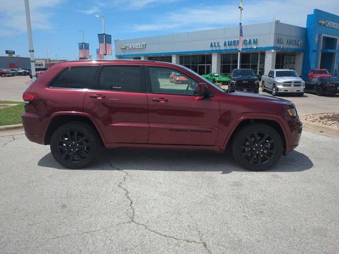 Used 2022 Jeep Grand Cherokee Laredo X RWD image 9