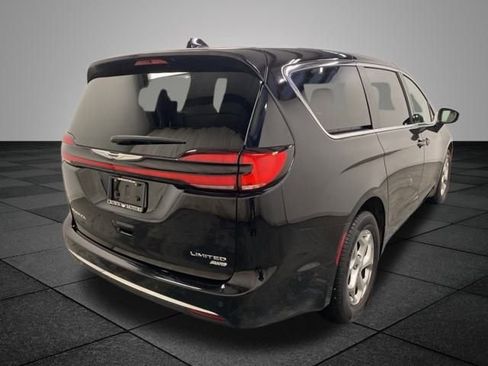 Used 2024 Chrysler Pacifica Limited image 7