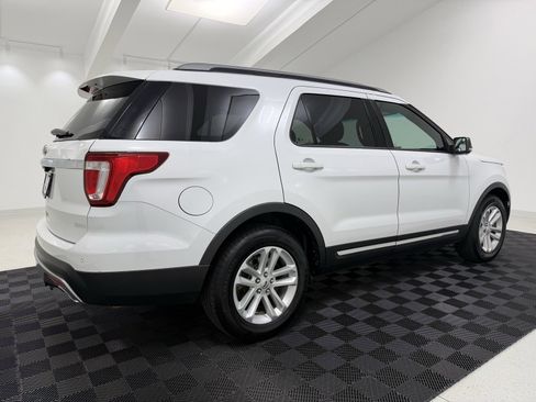 Used 2017 Ford Explorer XLT image 6