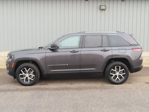 Used 2023 Jeep Grand Cherokee Limited AWD/4WD image 10