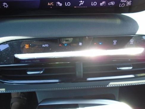 Certified 2025 Buick Enclave Preferred AWD/4WD image 16