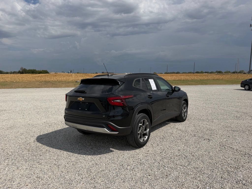 Used 2025 Chevrolet Trax LT FWD image 3