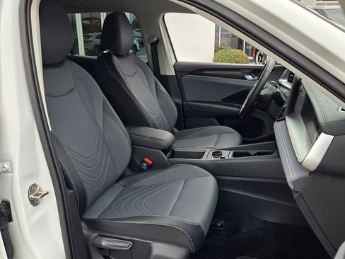 Used 2025 Volkswagen Tiguan SE image 17