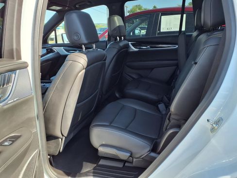 Used 2025 Cadillac XT6 Premium Luxury FWD image 17