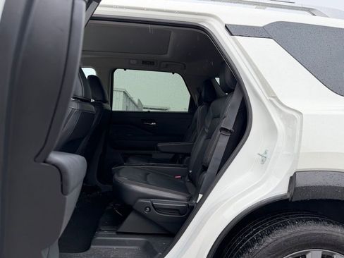Used 2024 Nissan Pathfinder SL w/ SL Premium Package FWD image 15
