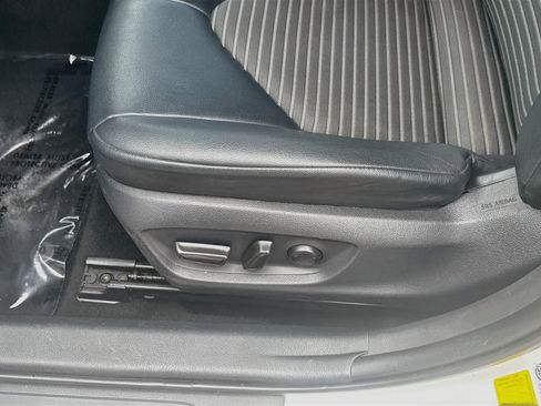 Used 2019 Toyota Camry SE FWD image 15