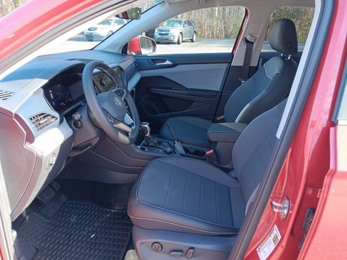 Used 2024 Volkswagen Taos SE w/ Panoramic Sunroof Package image 11