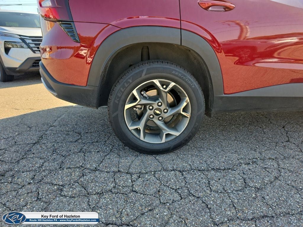 Used 2025 Chevrolet Trax LT FWD image 13
