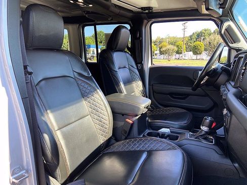 Used 2022 Jeep Wrangler Unlimited Sahara AWD/4WD image 17