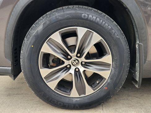 Used 2023 Toyota Highlander XLE image 10