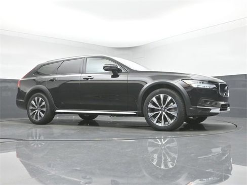 Used 2024 Volvo V90 B6 Cross Country Plus image 37