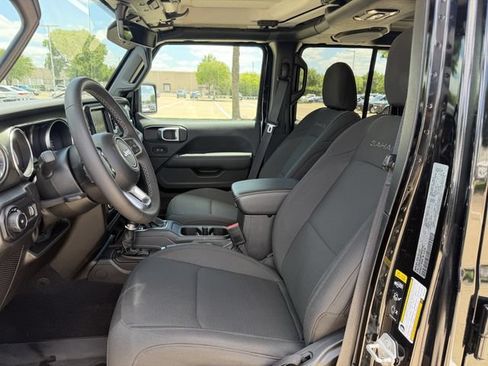 Used 2023 Jeep Wrangler Unlimited Sahara AWD/4WD image 24