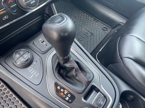 Used 2022 Jeep Cherokee Trailhawk w/ Comfort/Convenience Group AWD/4WD image 26