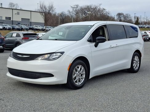 Used 2024 Chrysler Voyager LX image 3