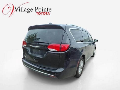 Used 2018 Chrysler Pacifica Touring-L Plus FWD image 4