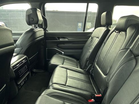 Used 2024 Jeep Wagoneer L Series II w/ Flexible Seating Group image 10