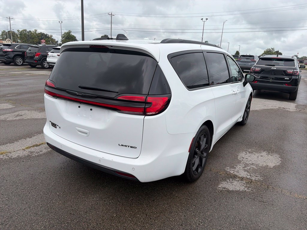 Used 2025 Chrysler Pacifica Limited FWD image 6