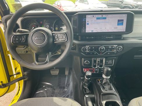 Used 2024 Jeep Wrangler Unlimited AWD/4WD image 4