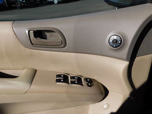 Used 2012 Kia Sedona LX image 17