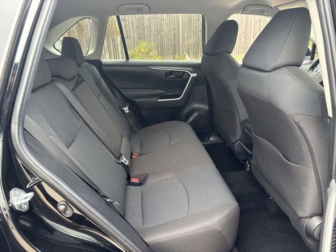 Used 2021 Toyota RAV4 LE image 12
