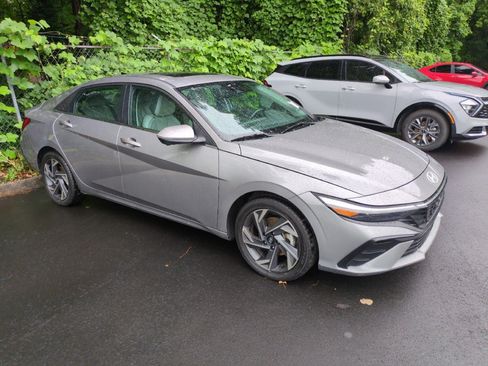 Used 2024 Hyundai Elantra Limited FWD image 1