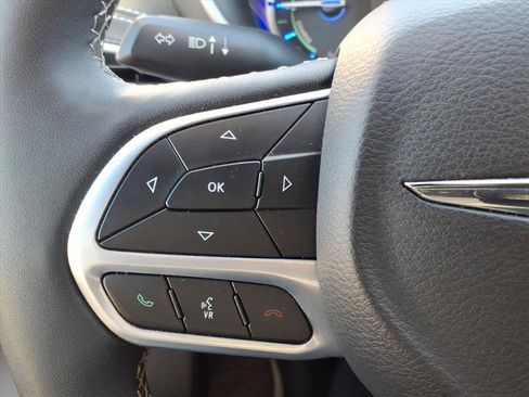 Used 2024 Chrysler Pacifica Select image 27