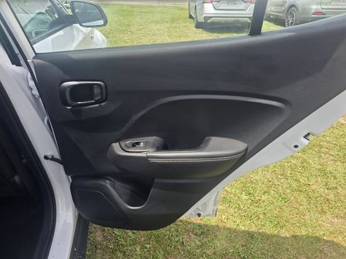 Used 2025 Hyundai Venue Limited FWD image 32