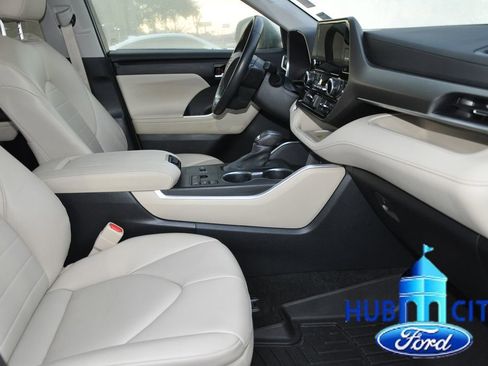 Used 2023 Toyota Highlander XLE image 16