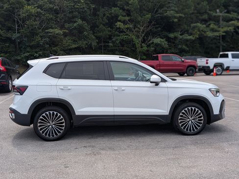 Used 2025 Volkswagen Taos SE w/ Panoramic Sunroof Package FWD image 10