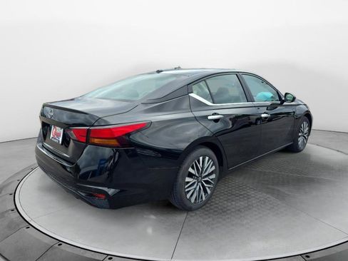 Used 2025 Nissan Altima 2.5 SV FWD image 5