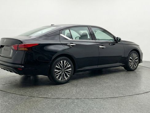 Used 2025 Nissan Altima 2.5 SV image 9