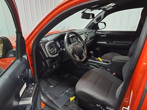 Used 2017 Toyota Tacoma TRD Off-Road w/ Tow Package AWD/4WD image 28