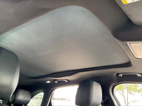 Used 2017 Jaguar F-PACE Premium image 14