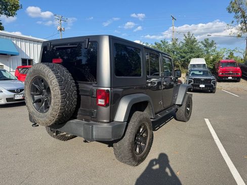 Used 2017 Jeep Wrangler Unlimited Rubicon w/ Connectivity Group AWD/4WD image 28