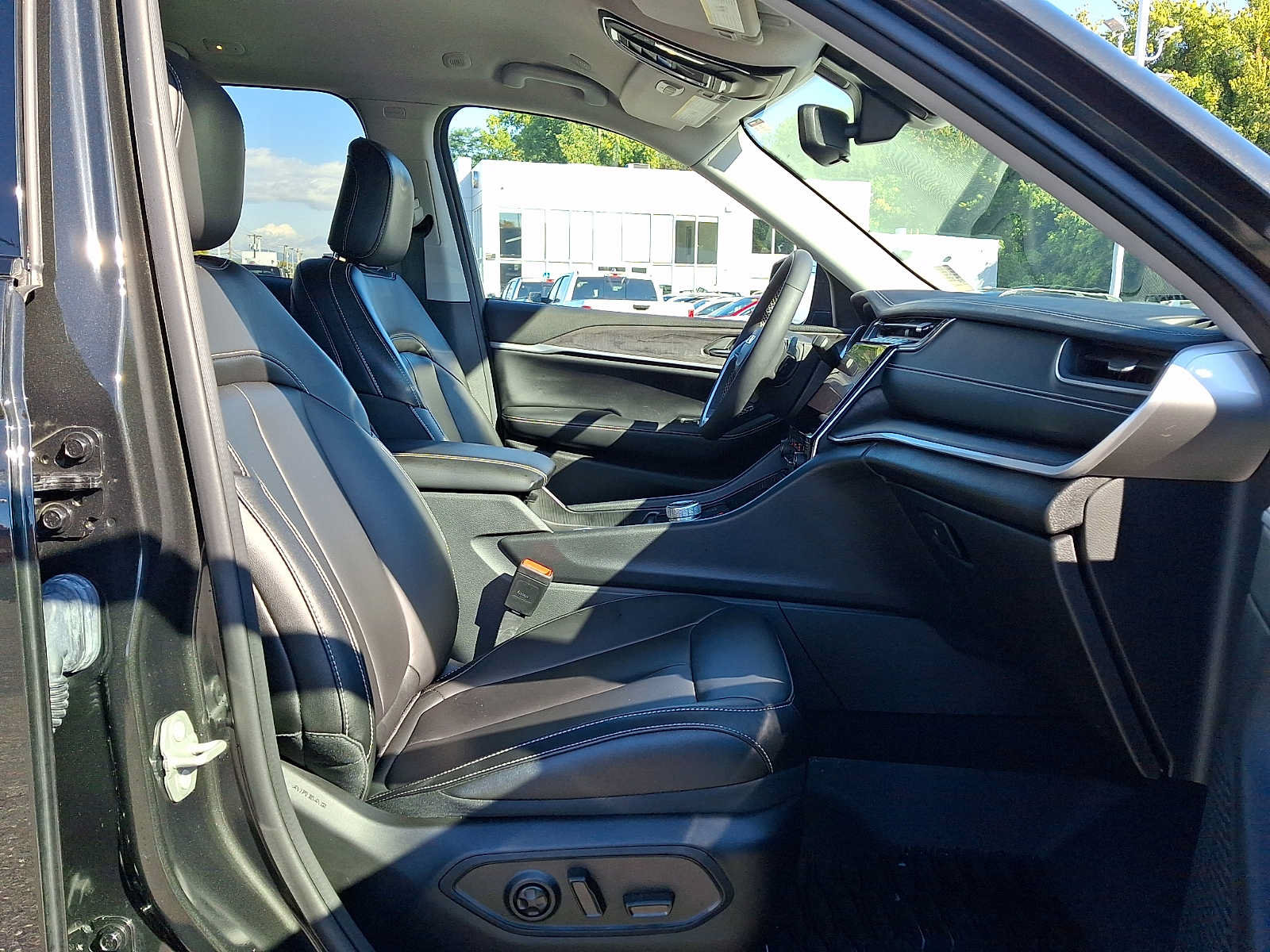 Used 2023 Jeep Grand Cherokee Limited AWD/4WD image 15