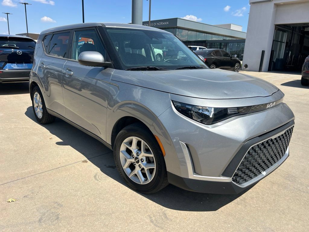 Used 2023 Kia Soul LX w/ Option Group 015 FWD image 3