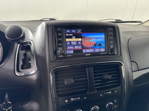 Used 2020 Dodge Grand Caravan SE w/ UConnect Hands-Free Group image 17