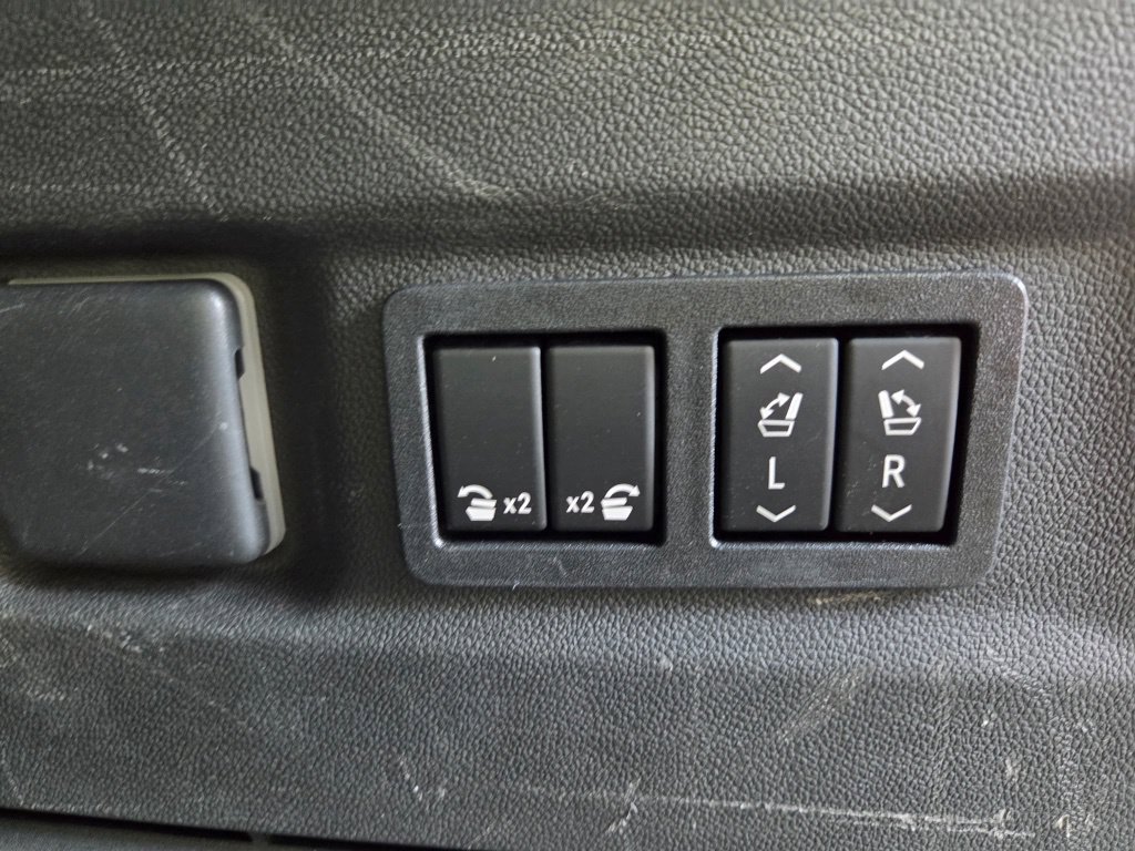 Used 2022 GMC Yukon XL Denali AWD/4WD image 14