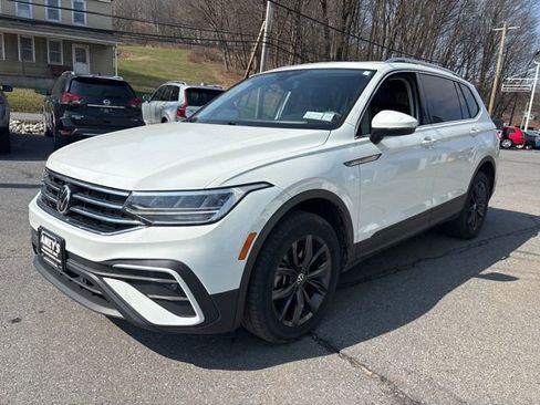 Used 2022 Volkswagen Tiguan SE image 3
