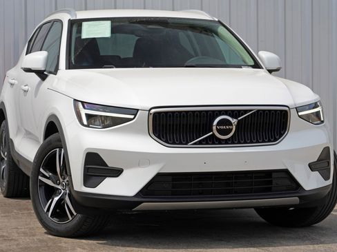 Used 2023 Volvo XC40 B4 Core w/ Convenience Package image 2