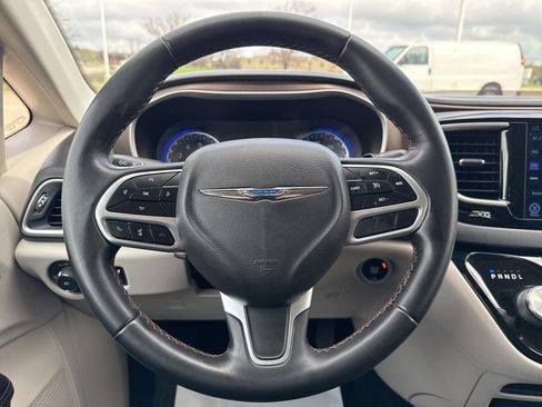 Used 2017 Chrysler Pacifica Touring-L FWD image 12