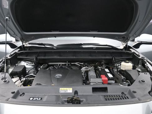 Used 2021 Toyota Highlander XLE FWD image 22
