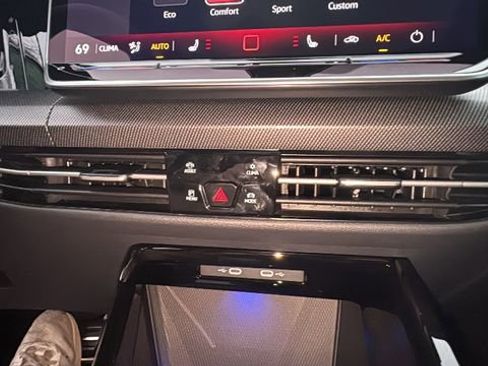 Used 2025 Volkswagen GTI SE image 21