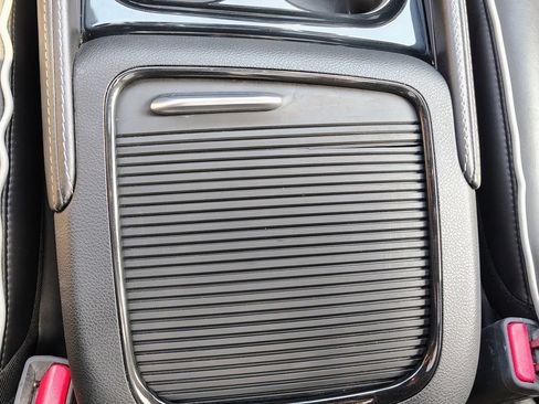 Used 2024 Chrysler Pacifica Premium FWD image 33