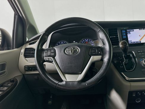 Used 2016 Toyota Sienna XLE w/ XLE Navigation Package FWD image 17